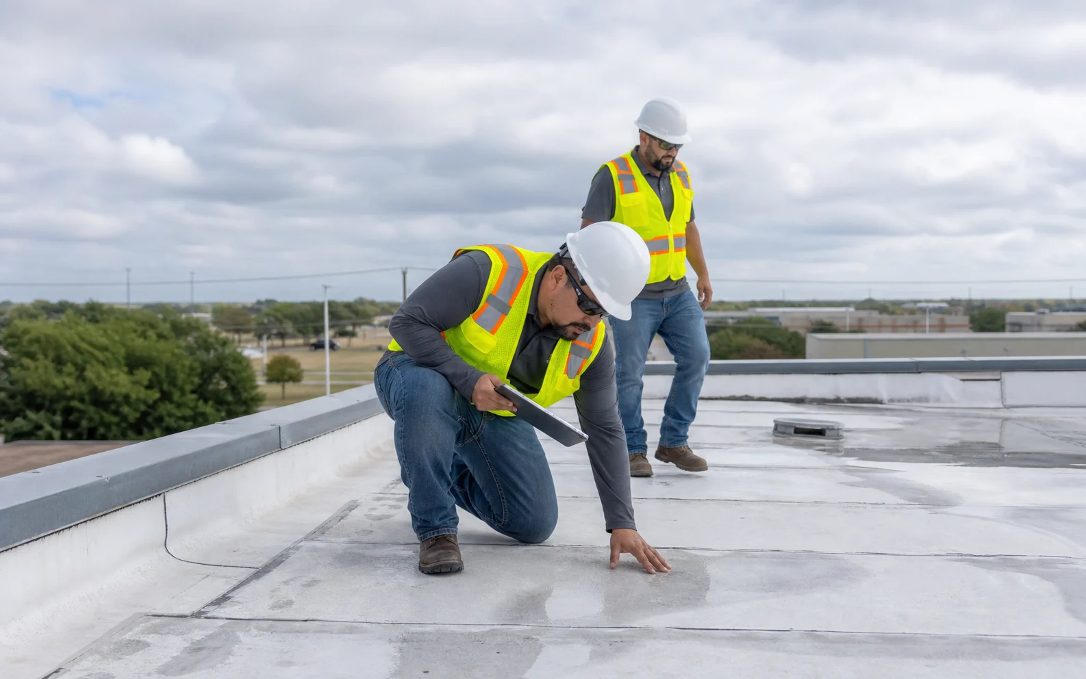 Equipo de techado trabajando en Hutto, Texas