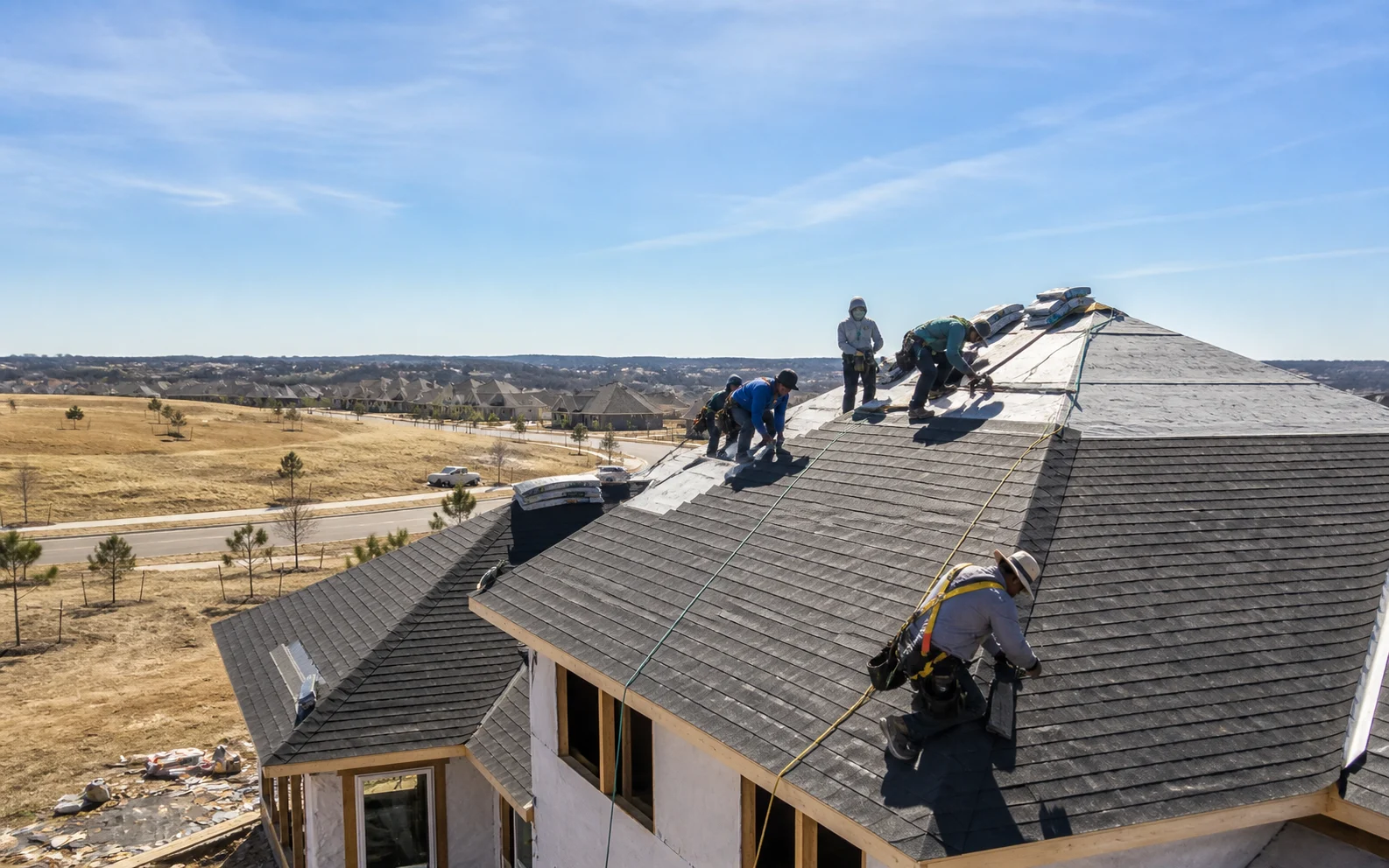 Equipo de techado trabajando en Kyle, Texas