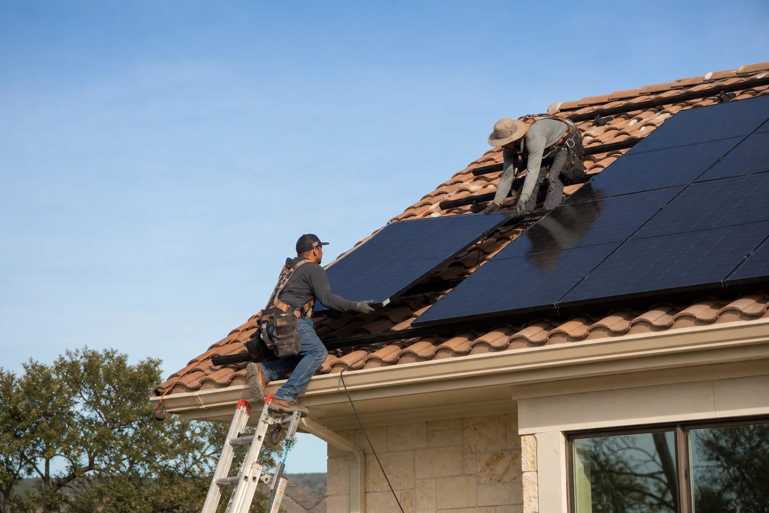 Equipo instalando paneles solares sobre un techo residencial